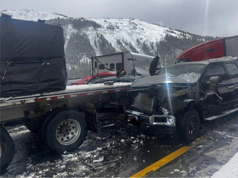 Choque masivo en I-70 involucra más de 75 vehículos; autopista cerrada