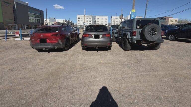 Mujer recibe dos multas de $102 por estacionar sobre líneas desgastadas en lote privado