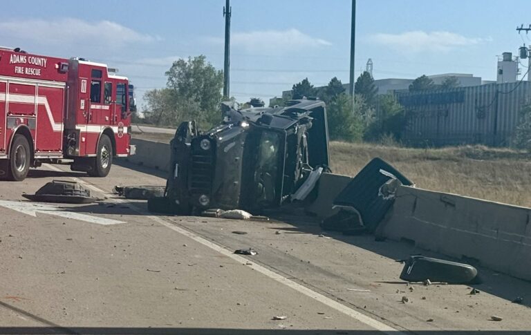 Accidente con volcadura en I-25 en Adams County, Colorado deja cuatro heridos hospitalizados