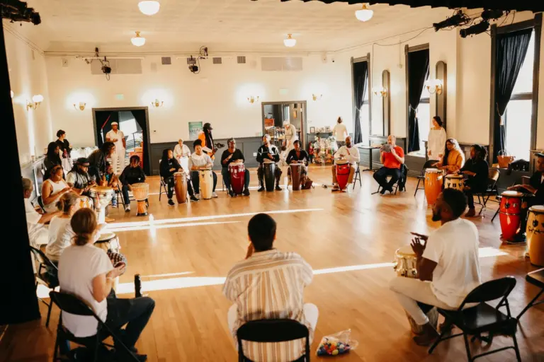 Clases de baile gratis ofrecen samba y danza del vientre para principiantes en Five Points