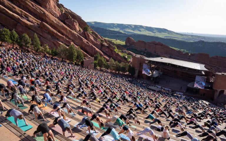 Clases de Yoga en Red Rocks en Morrison se expanden con sesiones al amanecer y opciones bilingües este verano