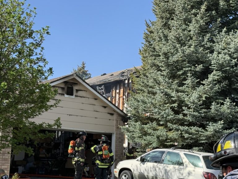 Incendio de 2 alarmas en Centennial, Colorado afecta dos viviendas; no se reportan heridos