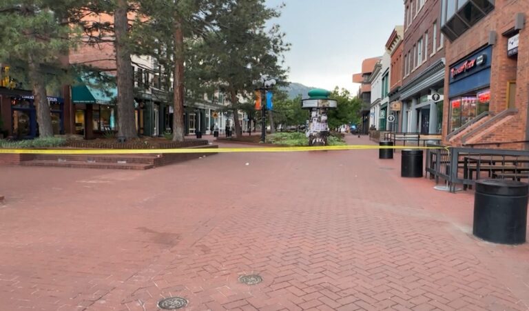 Juez ordena liberar a familia de acusado por ataque en Pearl Street en Boulder