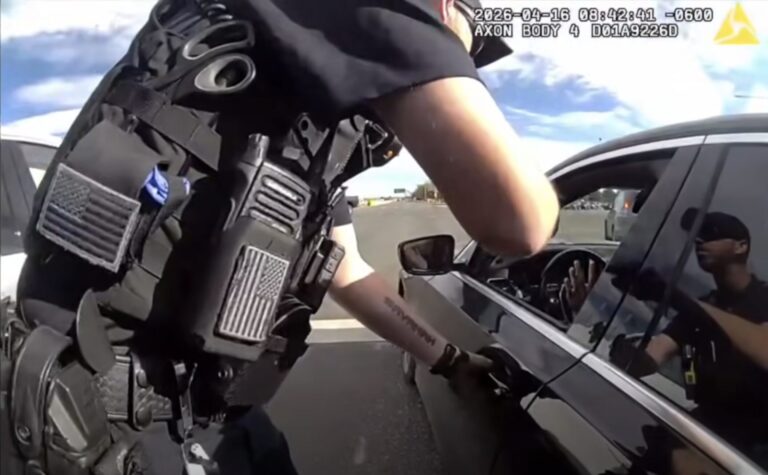 Conductor arrestado por DUI tras ser hallado inconsciente al volante en plena vía en Commerce City