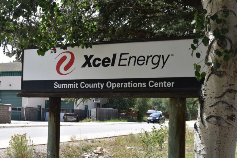 Xcel Energy propone cobrar $100 millones a clientes para cubrir demanda eléctrica en verano