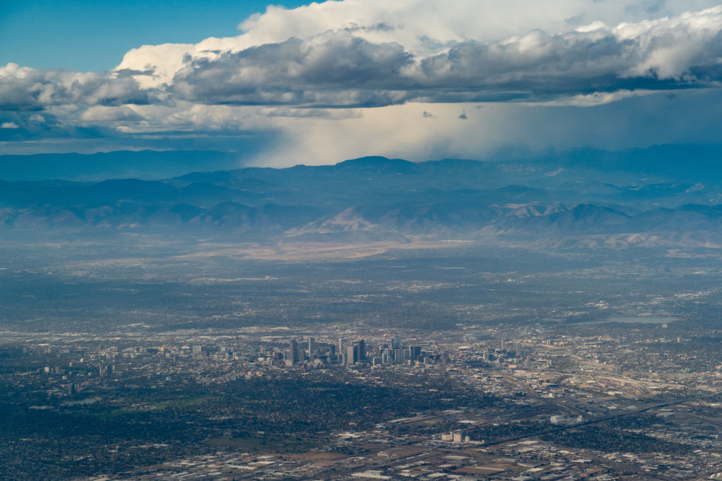 La calidad del aire en Denver mejora sorprendentemente pese a altos niveles de contaminación por ozono