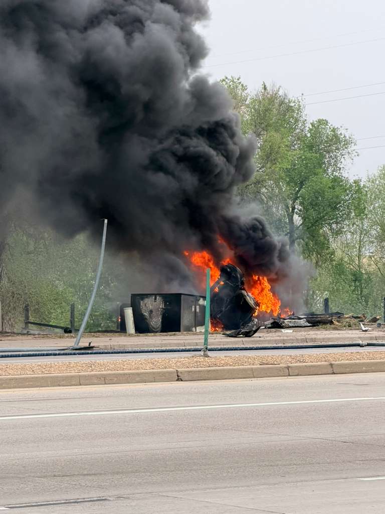 Incendio de camión de combustible cierra Santa Fe Drive; evacuaciones y cierre prolongado