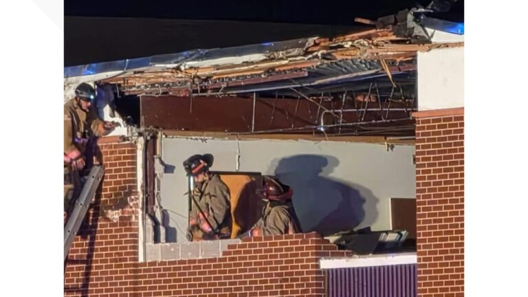 Conductor queda en estado crítico tras choque que lanzó auto al segundo piso de una iglesia en Colorado Springs