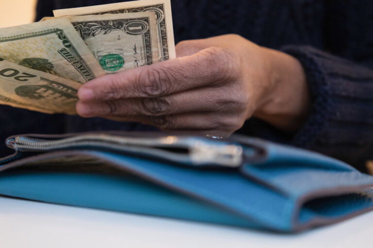Algunos trabajadores en Estados Unidos podrían recibir un tercer cheque de pago en mayo de 2026