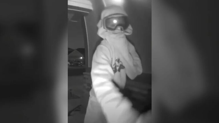 Buscan a dos sospechosos por daños a propiedad y vandalismo captados en cámara Ring