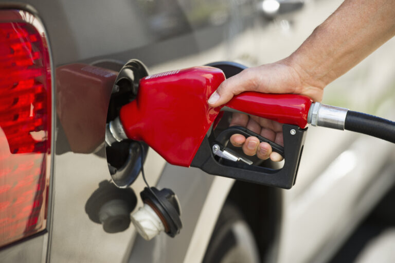 Precios de gasolina en Denver se acercan a $5 por galón