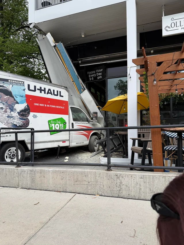 Camión U-Haul se estrella contra restaurante en Uptown