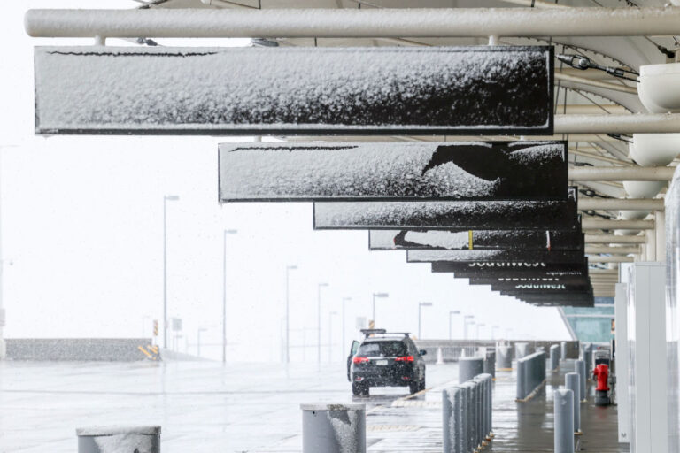Tormenta de nieve en Denver provoca retrasos y cancelaciones de vuelos en el Aeropuerto Internacional de Denver