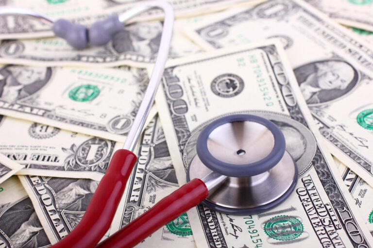 Menos residentes de Colorado abandonaron seguros médicos tras fin de subsidios federales de Obamacare