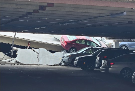 Colapso de estacionamiento deja vehículos atrapados seis semanas después