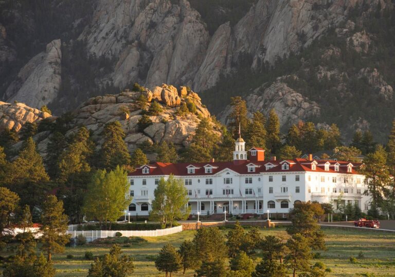 ¿Conoces el histórico Stanley Hotel que atrae visitantes por su historia y su vínculo con lo paranormal?