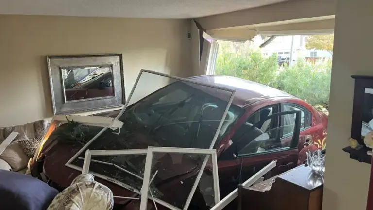Conductor sospechoso de DUI se estrella contra una vivienda y causa daños estructurales